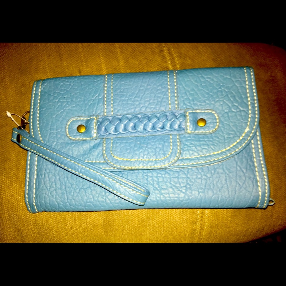 Aqua wristlet purse NWOT and nice stitching.